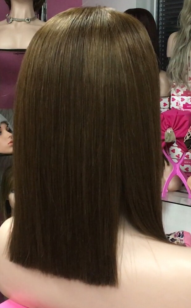 Peluca mediana cabello natural MELANY color 5 raya de tul transparente efecto piel