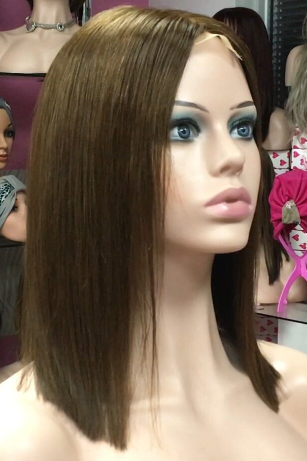 Peluca mediana cabello natural MELANY color 5 raya de tul transparente efecto piel