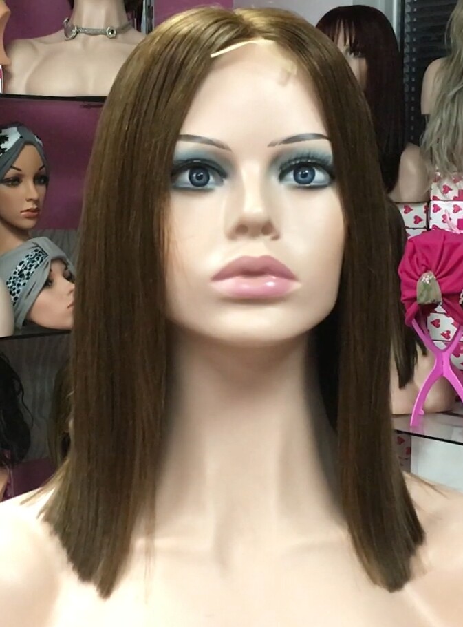 Peluca mediana cabello natural MELANY color 5 raya de tul transparente efecto piel