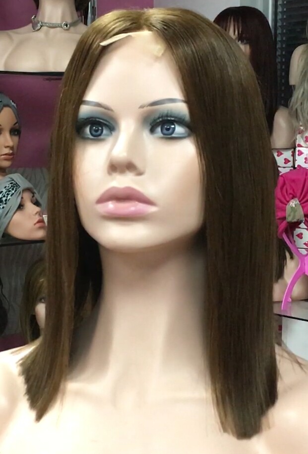 Peluca mediana cabello natural MELANY color 5 raya de tul transparente efecto piel