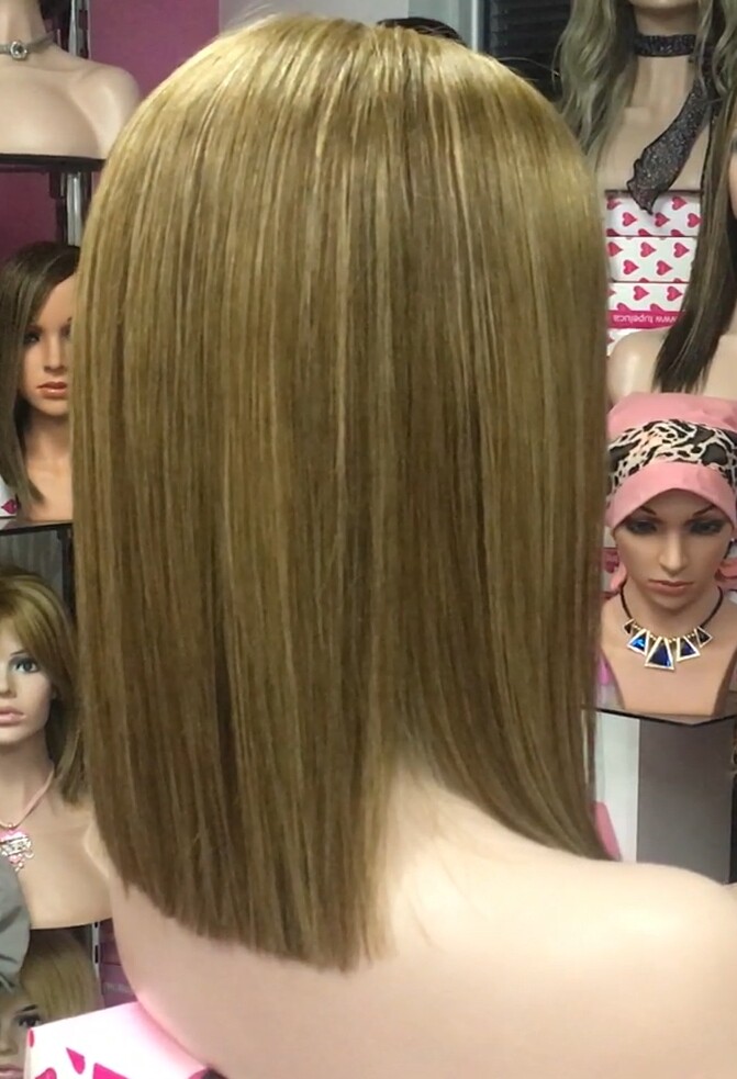 Peluca mediana cabello natural MELANY color 5R8 raya de tul transparente efecto piel