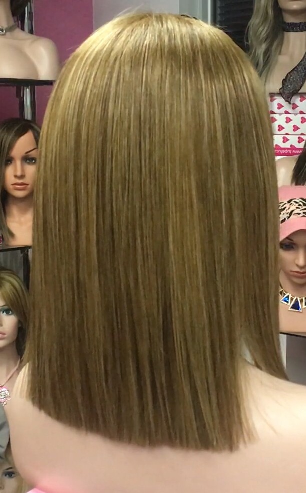 Peluca mediana cabello natural MELANY color 5R8 raya de tul transparente efecto piel