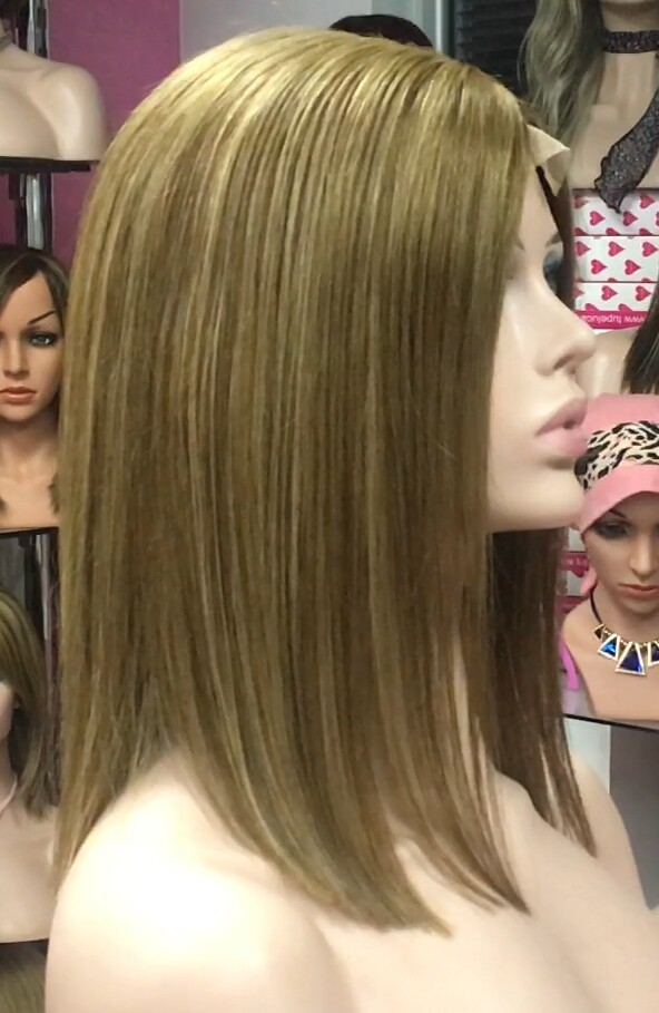 Peluca mediana cabello natural MELANY color 5R8 raya de tul transparente efecto piel