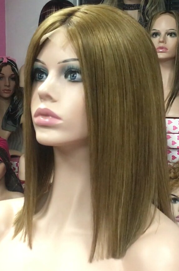 Peluca mediana cabello natural MELANY color 5R8 raya de tul transparente efecto piel