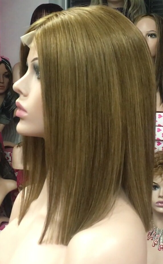 Peluca mediana cabello natural MELANY color 5R8 raya de tul transparente efecto piel