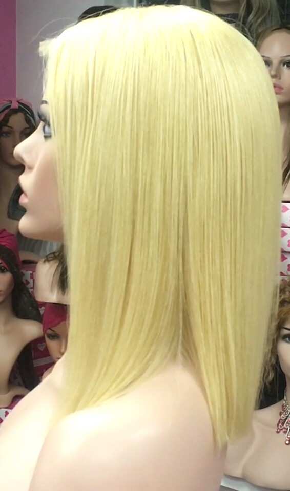 Peluca mediana cabello natural MELANY color 613 raya de tul transparente efecto piel