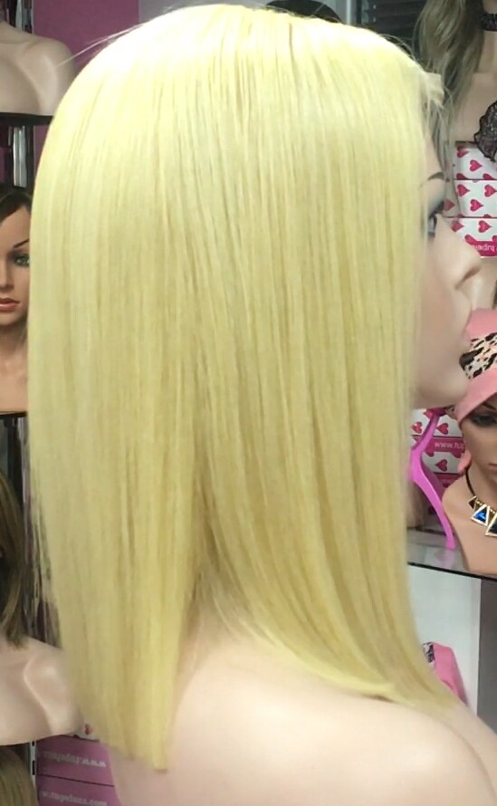 Peluca mediana cabello natural MELANY color 613 raya de tul transparente efecto piel