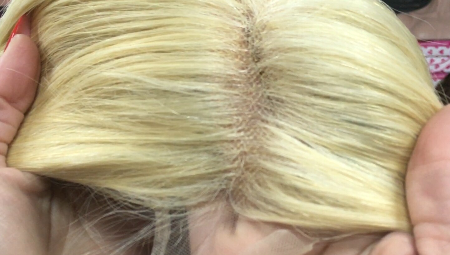 Peluca mediana cabello natural MELANY color 613 raya de tul transparente efecto piel