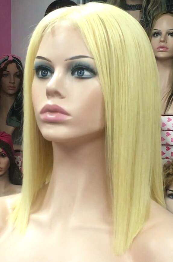 Peluca mediana cabello natural MELANY color 613 raya de tul transparente efecto piel