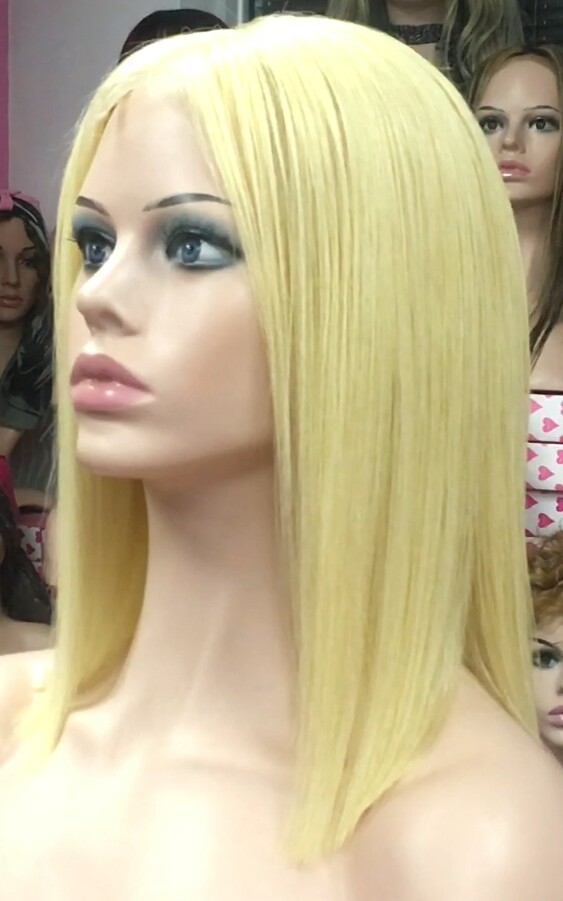 Peluca mediana cabello natural MELANY color 613 raya de tul transparente efecto piel