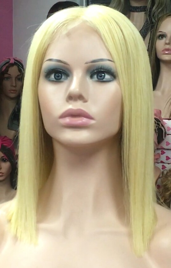 Peluca mediana cabello natural MELANY color 613 raya de tul transparente efecto piel