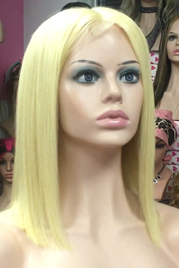 Peluca mediana cabello natural MELANY color 613 raya de tul transparente efecto piel