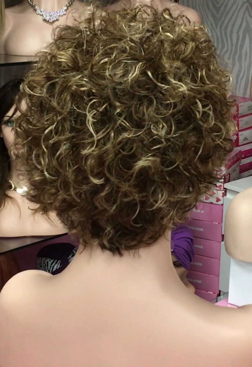 Peluca natural rizada Pia color 5h8H613h5 confecc. maquina