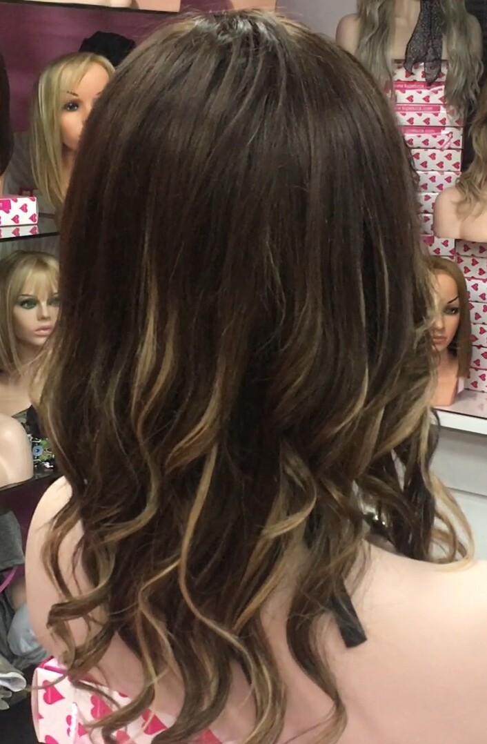 Peluca natural CLARIS- ONDAS color 4T16 Raya de tul transparente efecto piel