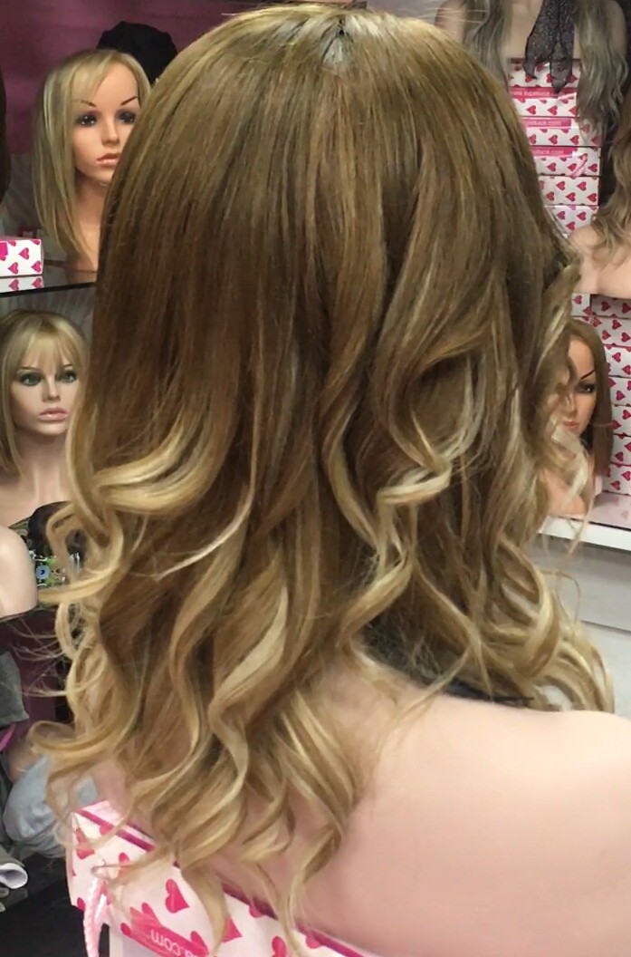 Peluca natural CLARIS- ONDAS color 8T18 Raya de tul