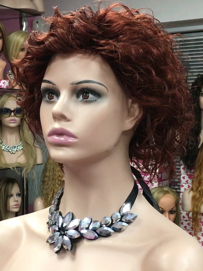Peluca rizada natural DOLLY color 562 tinte caoba