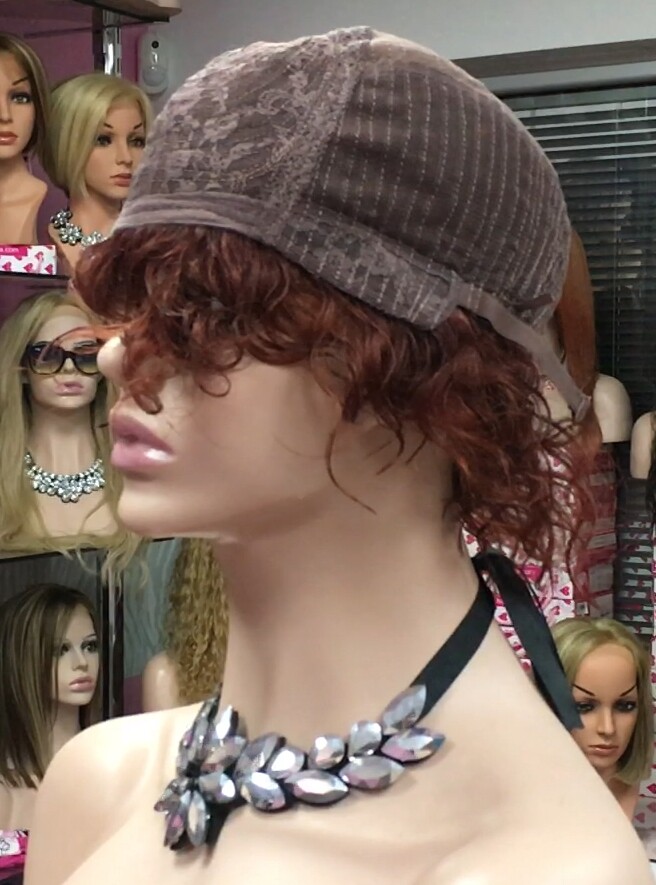 Peluca rizada natural DOLLY color 562 tinte caoba