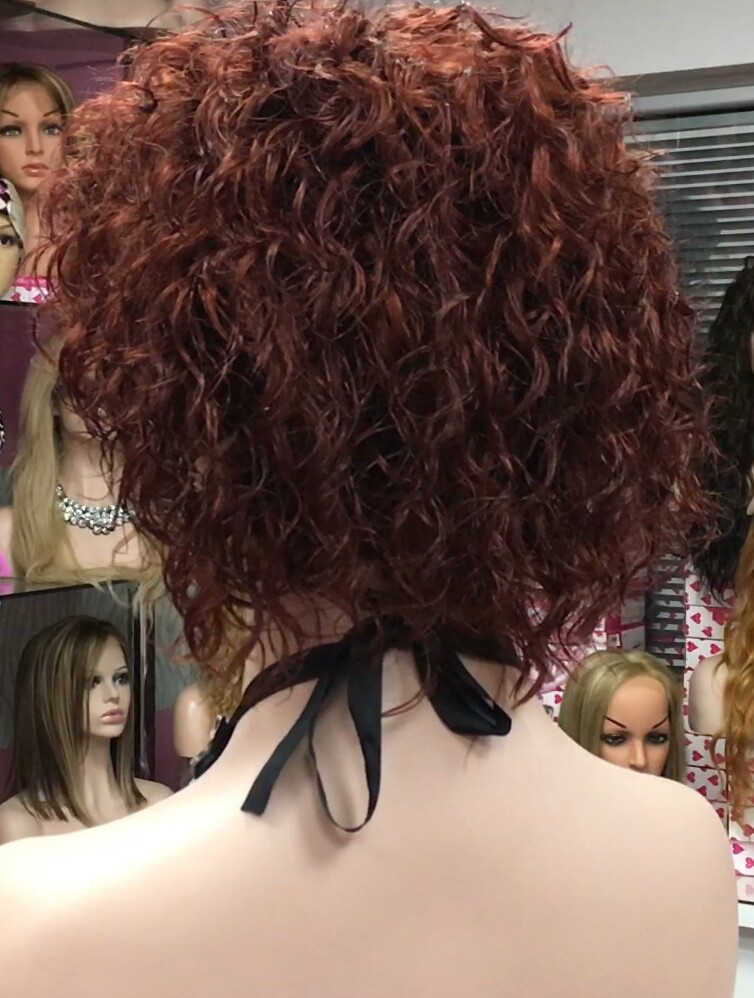 Peluca rizada natural DOLLY color 562 tinte caoba