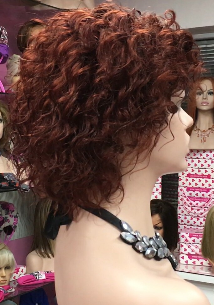 Peluca rizada natural DOLLY color 562 tinte caoba