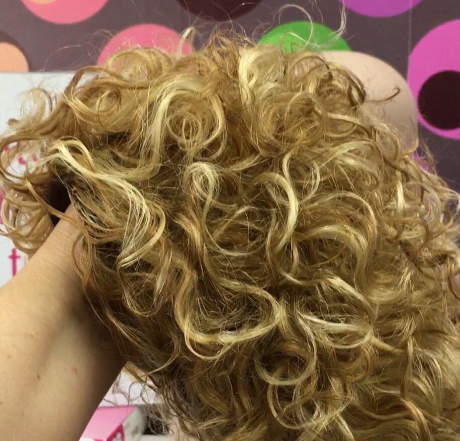 Peluca rizada natural DOLLY color 27h613