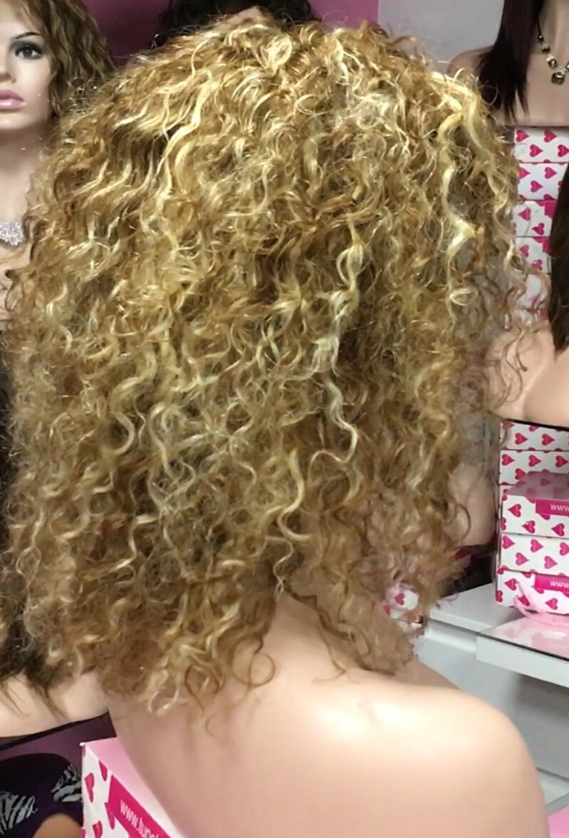 Peluca rizada natural NIRVANA color 8H613 confecc. maquina