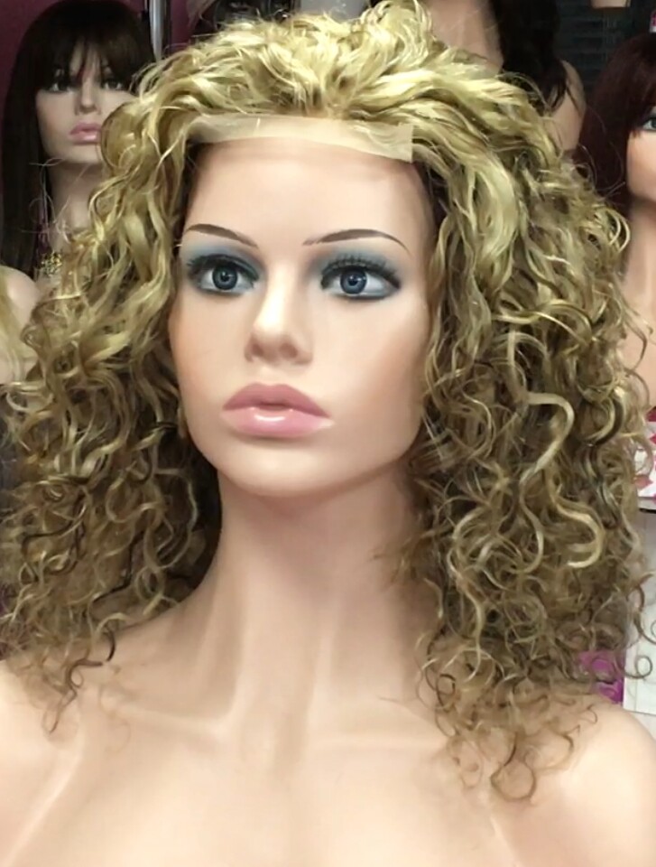 Peluca natural rizada AMALIA color 5h18 TOP de TUL transparente efecto piel