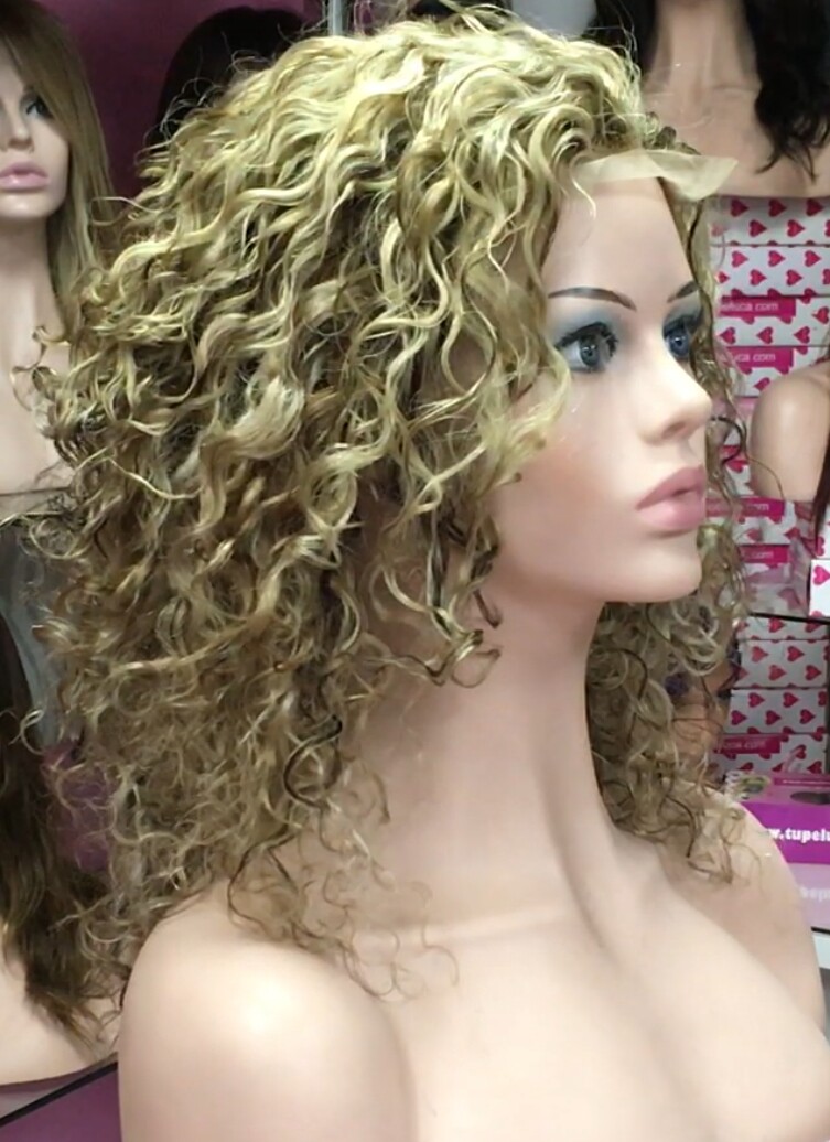 Peluca natural rizada AMALIA color 5h18 TOP de TUL transparente efecto piel
