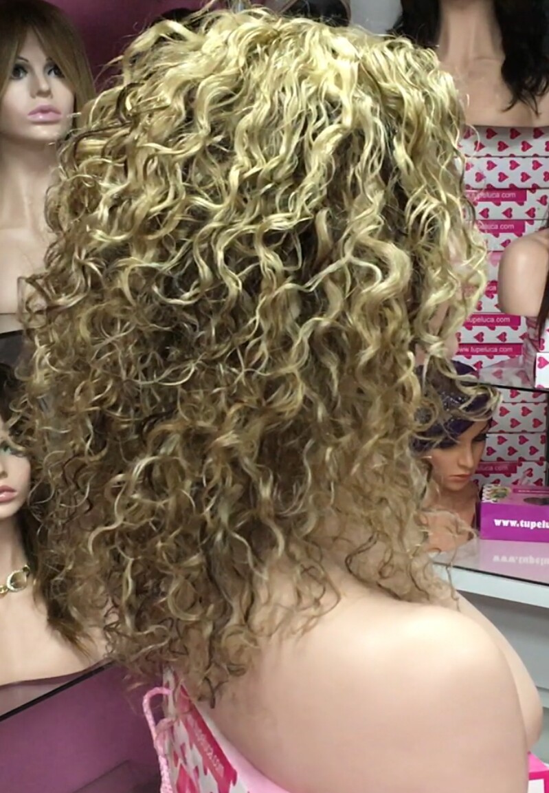 Peluca natural rizada AMALIA color 5h18 TOP de TUL transparente efecto piel