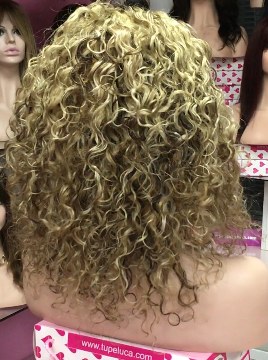 Peluca natural rizada AMALIA color 5h18 TOP de TUL transparente efecto piel