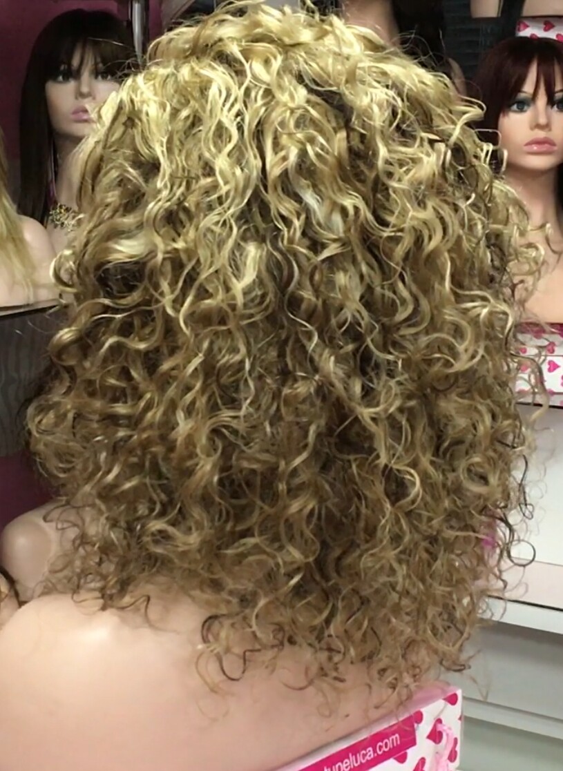 Peluca natural rizada AMALIA color 5h18 TOP de TUL transparente efecto piel