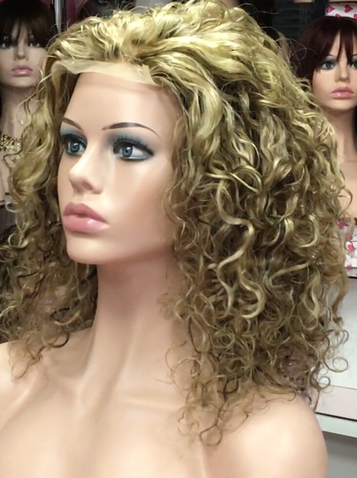 Peluca natural rizada AMALIA color 5h18 TOP de TUL transparente efecto piel