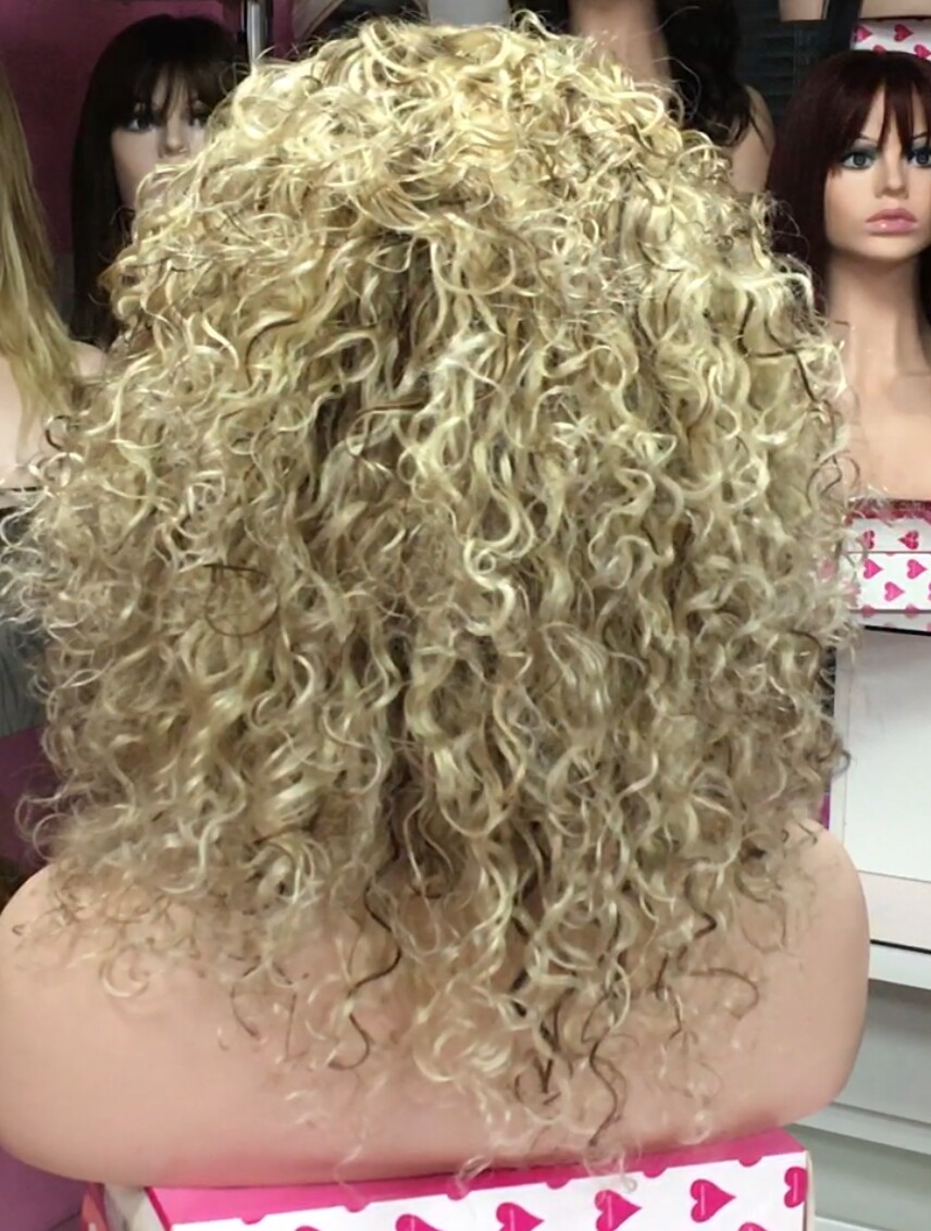 Peluca natural rizada AMALIA color 5h16 FRONTAL de TUL transparente efecto piel