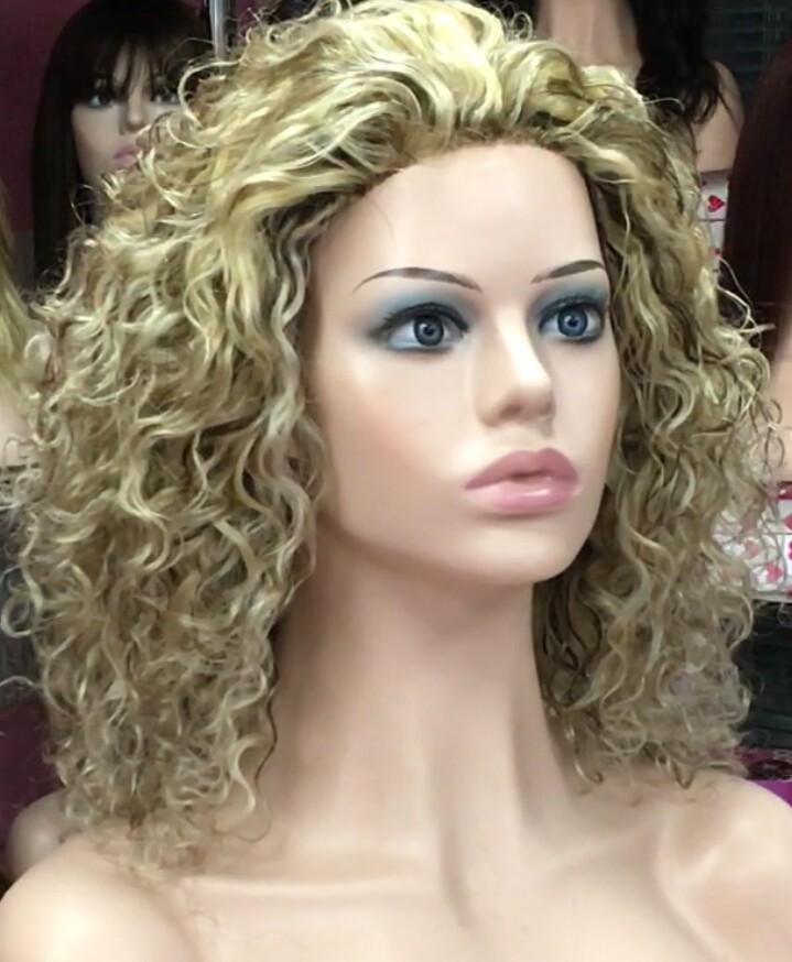 Peluca natural rizada AMALIA color 5h16 FRONTAL de TUL transparente efecto piel