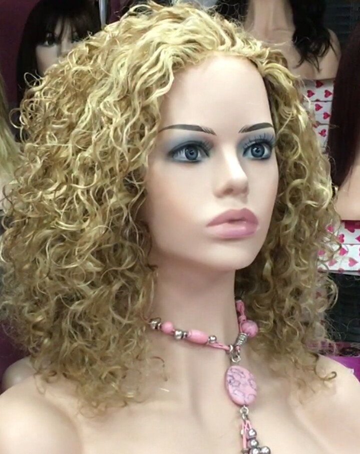Peluca natural rizada AMALIA color 8H613 TOP de TUL transparente efecto piel