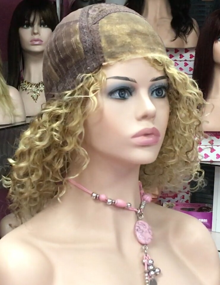 Peluca natural rizada AMALIA color 8H613 TOP de TUL transparente efecto piel