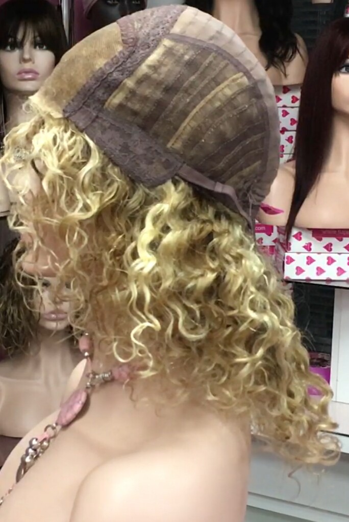 Peluca natural rizada AMALIA color 8H613 TOP de TUL transparente efecto piel