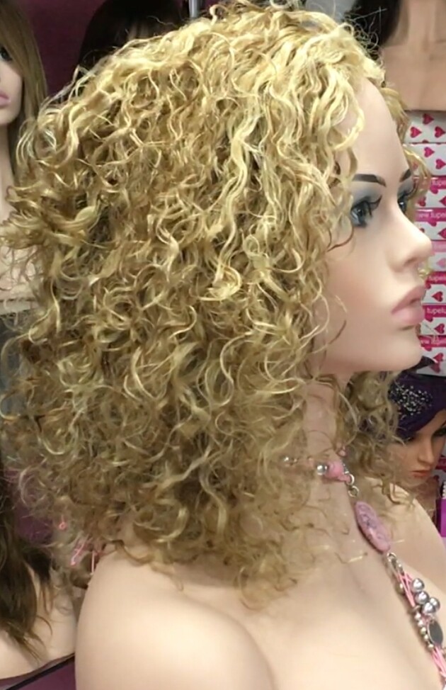 Peluca natural rizada AMALIA color 8H613 TOP de TUL transparente efecto piel