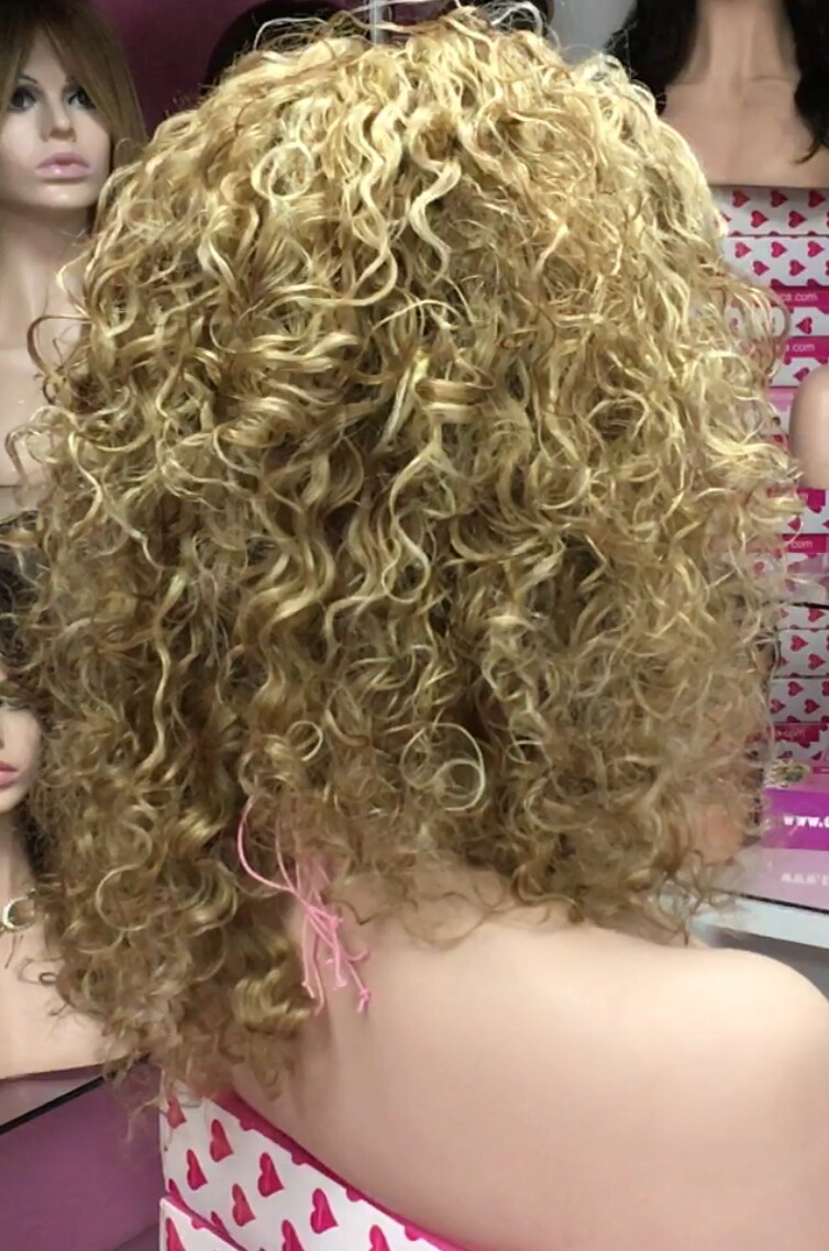 Peluca natural rizada AMALIA color 8H613 TOP de TUL transparente efecto piel