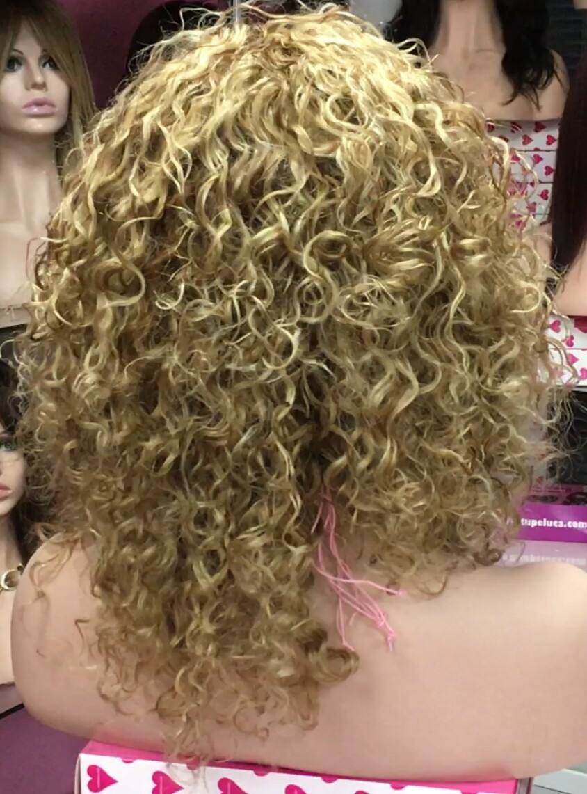Peluca natural rizada AMALIA color 8H613 TOP de TUL transparente efecto piel