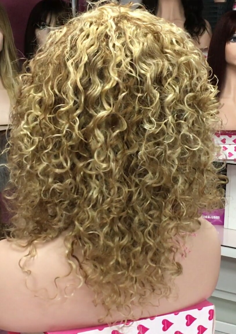 Peluca natural rizada AMALIA color 8H613 TOP de TUL transparente efecto piel