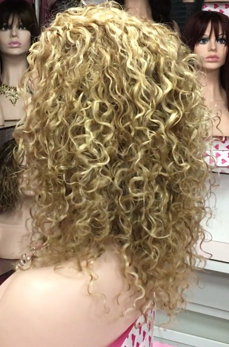Peluca natural rizada AMALIA color 8H613 TOP de TUL transparente efecto piel