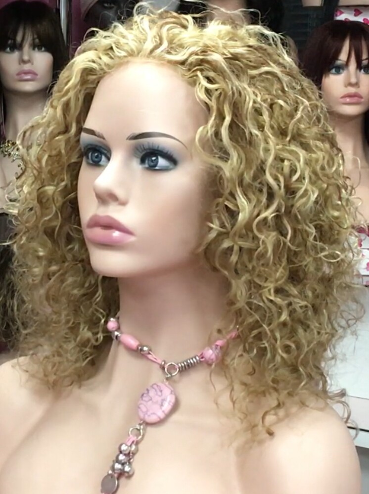 Peluca natural rizada AMALIA color 8H613 TOP de TUL transparente efecto piel