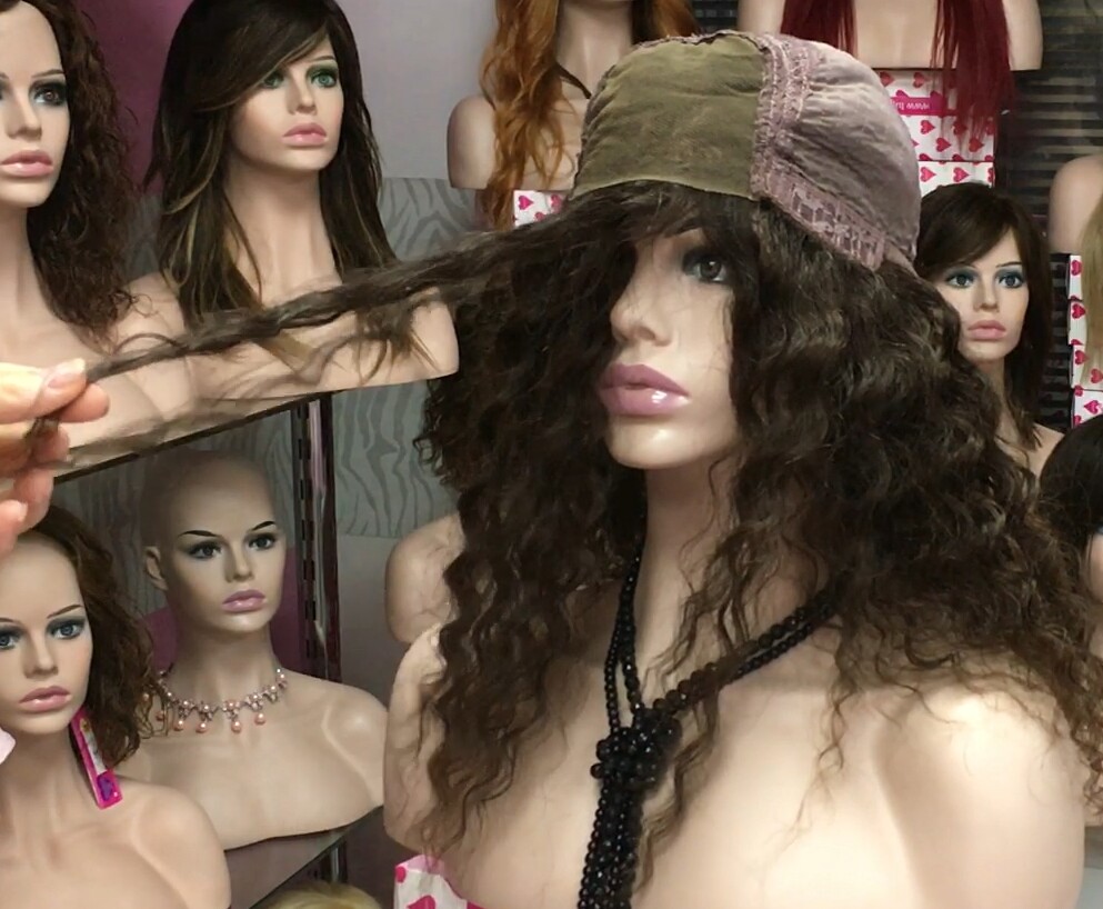 Peluca rizada natural  ADELAIDE color 4 con TOP de TUL 40Cm