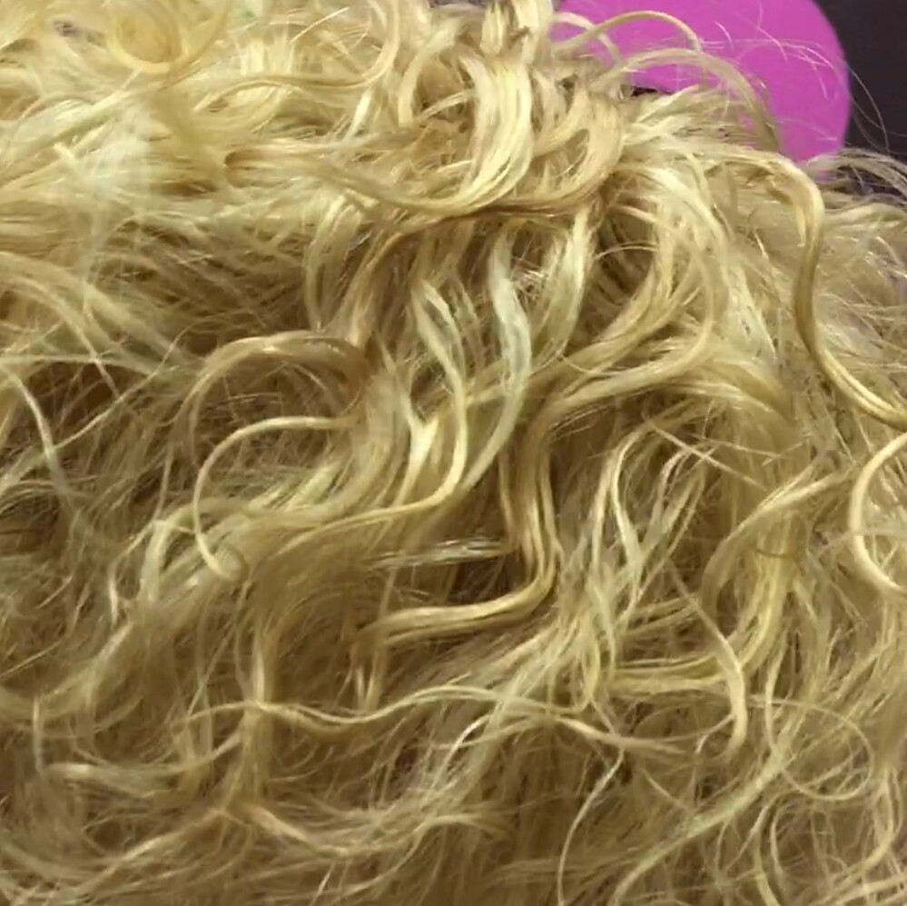 Peluca rizada natural CINTA color 16h613 maquina