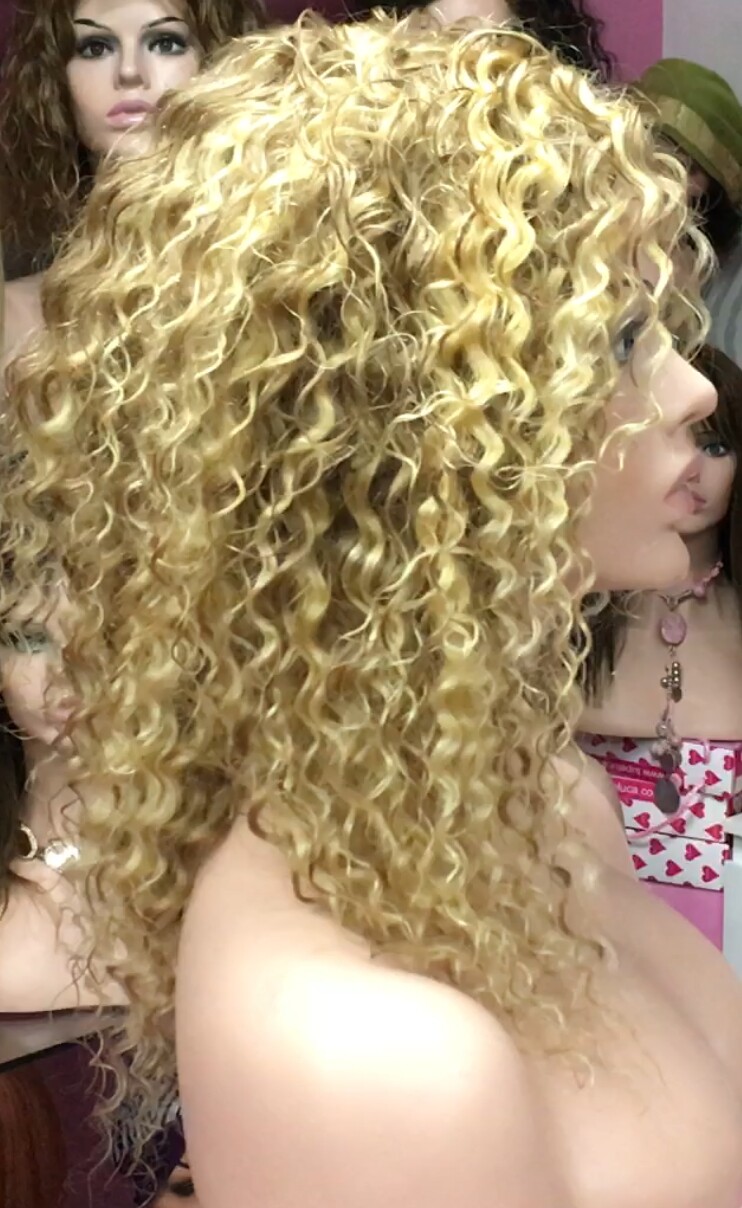 Peluca natural rizada BOU color 16h613 confeccin a maquina