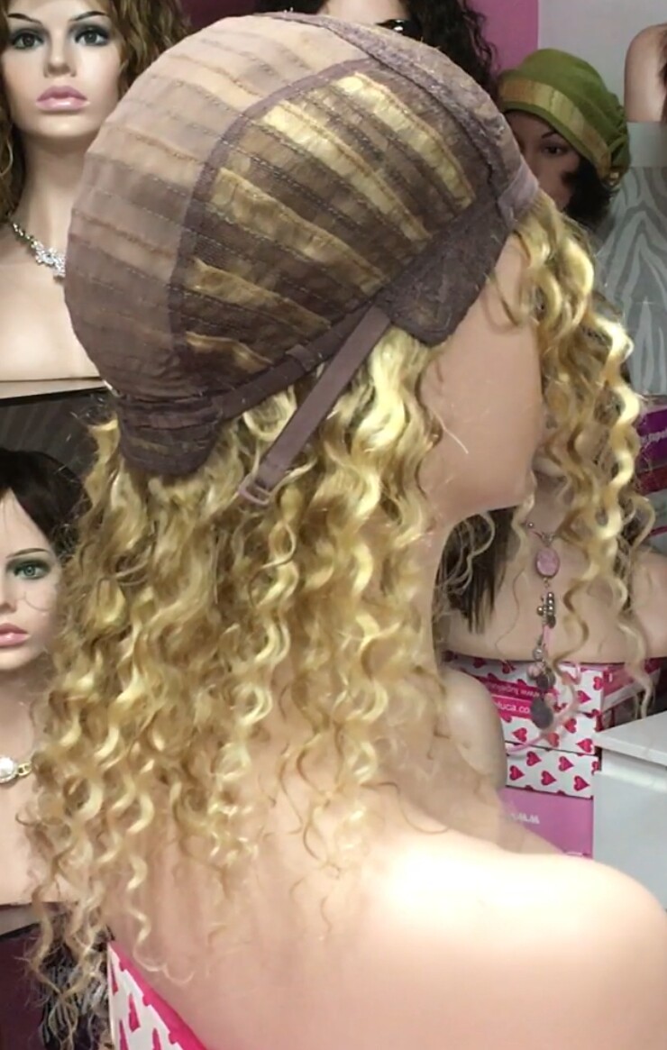 Peluca natural rizada BOU color 16h613 confeccin a maquina