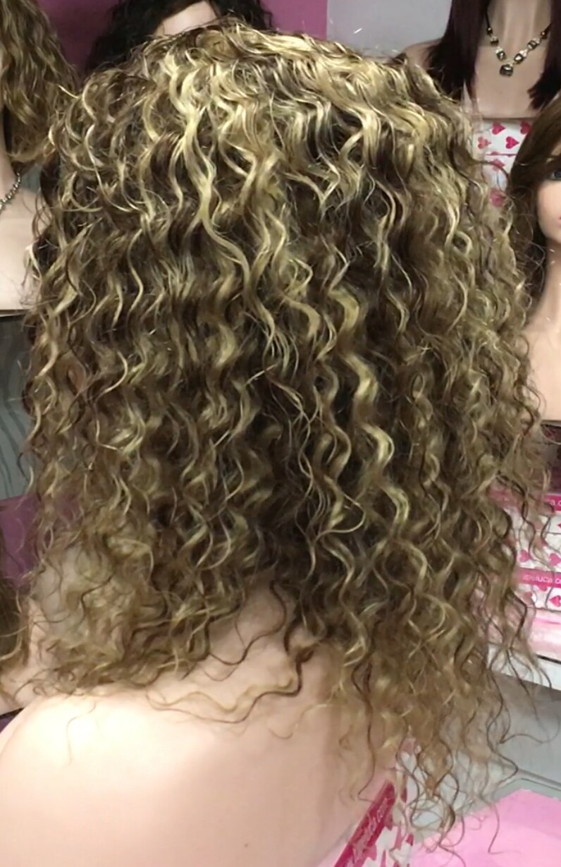 Peluca natural rizada BOU color 4h18 confeccin a maquina