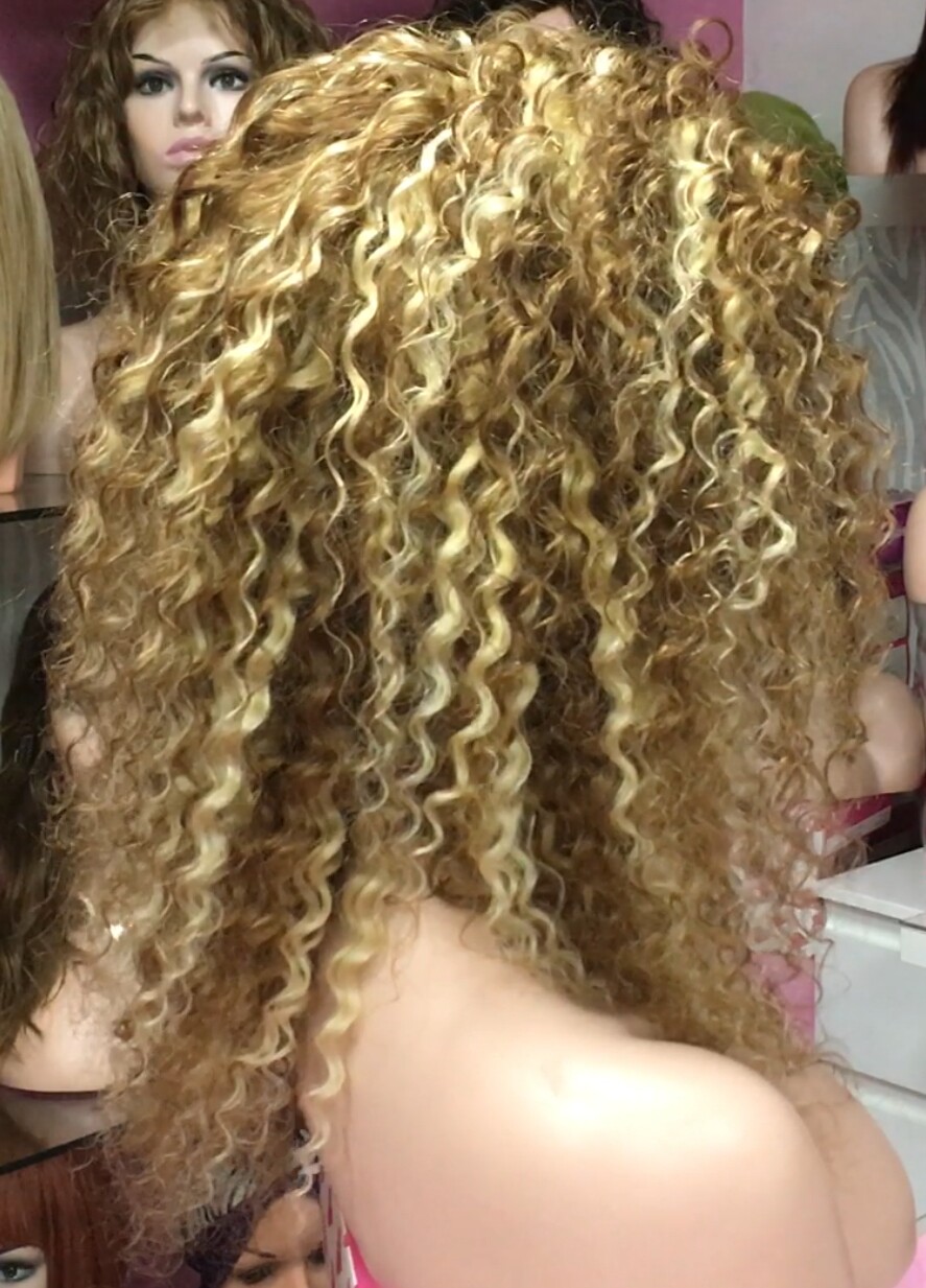 Peluca natural rizada BOU color 8h613 confeccin a maquina