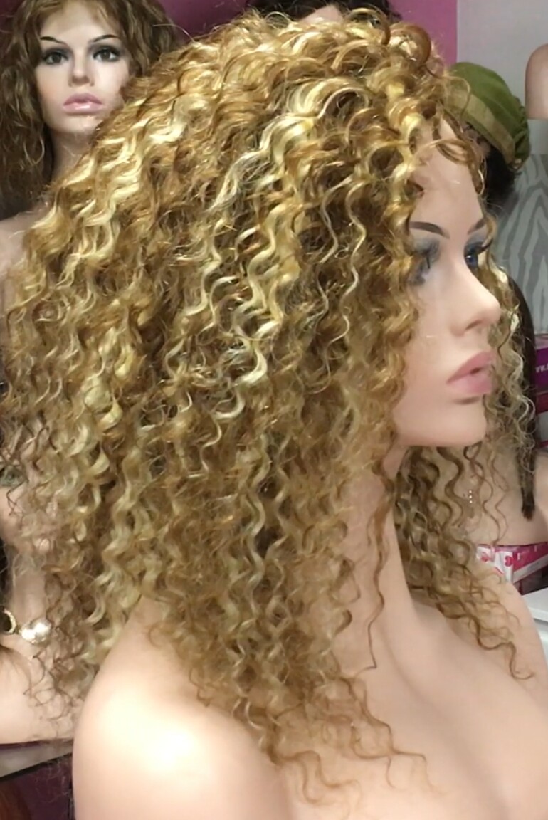 Peluca natural rizada BOU color 8h613 confeccin a maquina