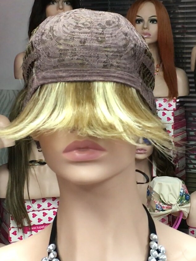 Peluca natural YANIS color 8h613 fleco corto confeco.maquina